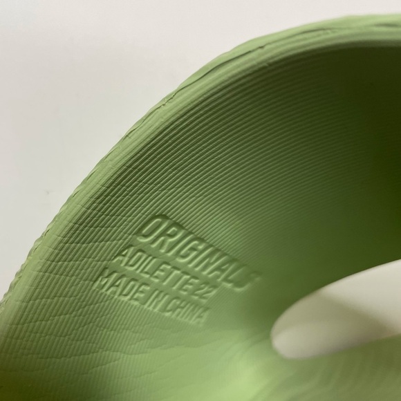 Adidas Men’s Adilette 22 Slides “Magic Lime” Slip On Sandals Size 10 - Picture 11 of 13